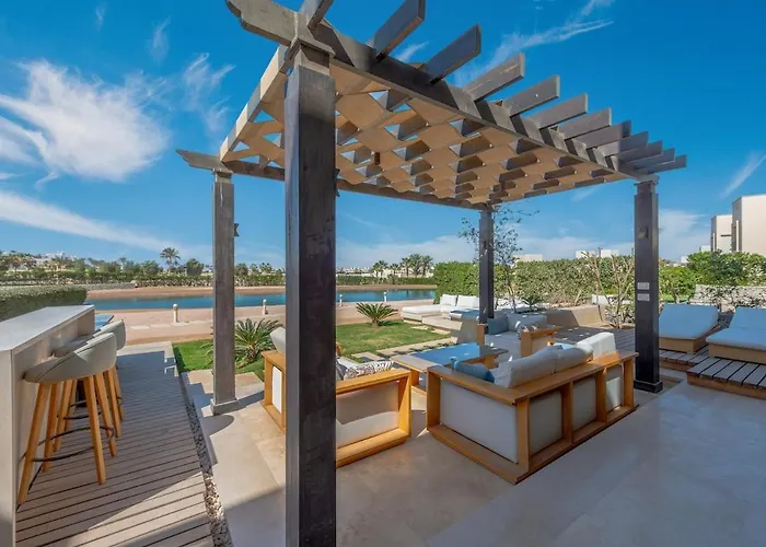 Serene Lakeview Escape 2br At Cyan Elgouna Appartement *
